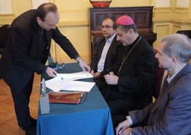 Bp Roman Pindel oraz przedstawiciele uniwersytteów w Krakowie i Katowicach podpisują umowę o patronackiej współpracy ze szkołąmi katolickimi z Cieszyna i Czechowic-Dziedzic