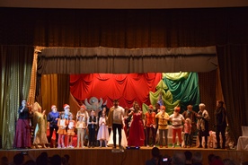 Spektakl "Królewna Śnieżka i siedmiu krasnoludków" zachwycił żychlińską publiczność