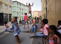 Po szkole dzieci skaczą na trampolinie. W tej ubogiej dzielnicy to ich jedyna rozrywka.
1.12.2016 Johannesburg, RPA