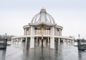 Kościół pw. Maryi Gwiazdy Nowej Ewangelizacji  i św. Jana Pawła II  jest wotum dziękczynnym za pontyfikat  papieża Polaka.