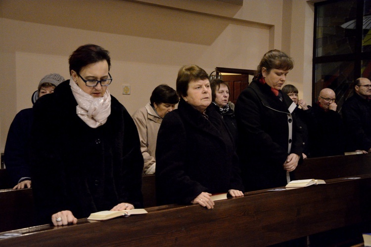 Wprowadzenie prochów męczenników z Dachau do kościoła w Winowie