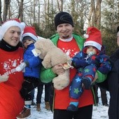 Najmłodsi uczestnicy biegu z "Nadzieją": Sebastian Glanowski i Michał Trela ze swoimi ojcami i ks. Józefem Walusiakiem