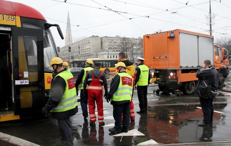 Na miejsce wypadku ściągnięto dźwig, który postawił wykolejony pojazd na torach