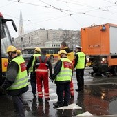 Na miejsce wypadku ściągnięto dźwig, który postawił wykolejony pojazd na torach