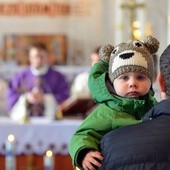 Na Mszy św. o 13.00 w parafii pw. Miłosierdzia Bożego zebrało się wiele rodzin z dziećmi.