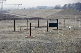 Niedokończona zapora czołowa zbiornika Racibórz Dolny widziana od strony Brzezia.