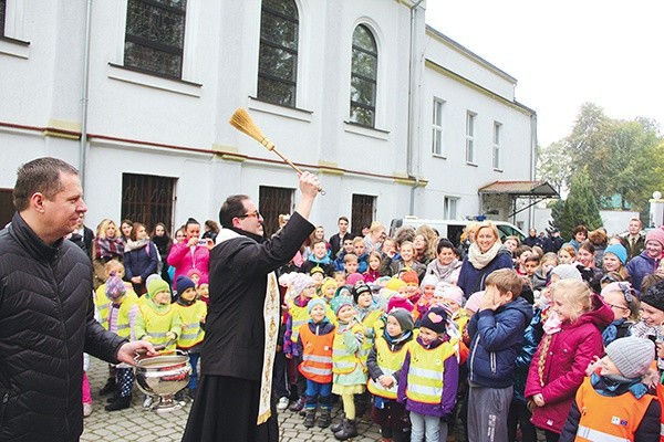 ◄	Dzięki wolontariuszom o tym, że trzeba pomagać nieuleczalnie chorym, wiedzą nawet najmłodsi słubiczanie. Na zdjęciu: tegoroczna akcja Pól Nadziei. W ogrodzie przy kościele pw. NMP Królowej Polski w Słubicach posadzono ok. 2 tys. cebulek żonkili. Pieniądze z ich sprzedaży wspomogą hospicja.