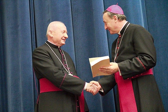 Prezent wręczył jubilatowi bp Andrzej Jeż.