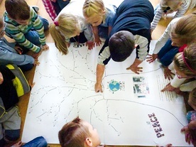 Polskie dzieci tworzą drzewko pokoju.