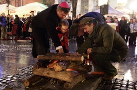 Moment zapalenia Betlejemskiego Światła Pokoju w Gdańsku