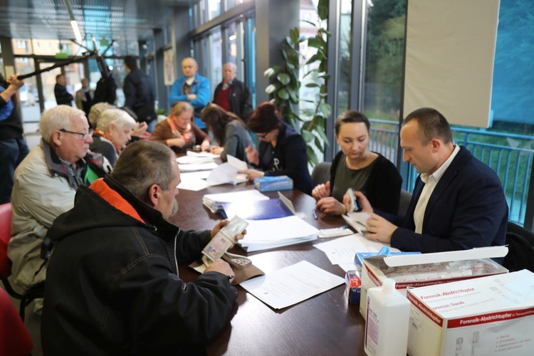 Prof. Krzysztof Szwagrzyk (IPN) w Węgierskiej Górce z rodzinami partyzantów