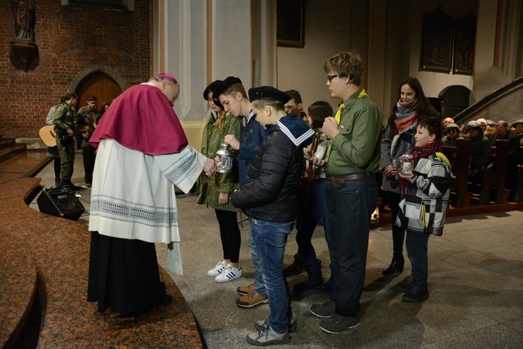 Światełko z Betlejem dotarło do katedry