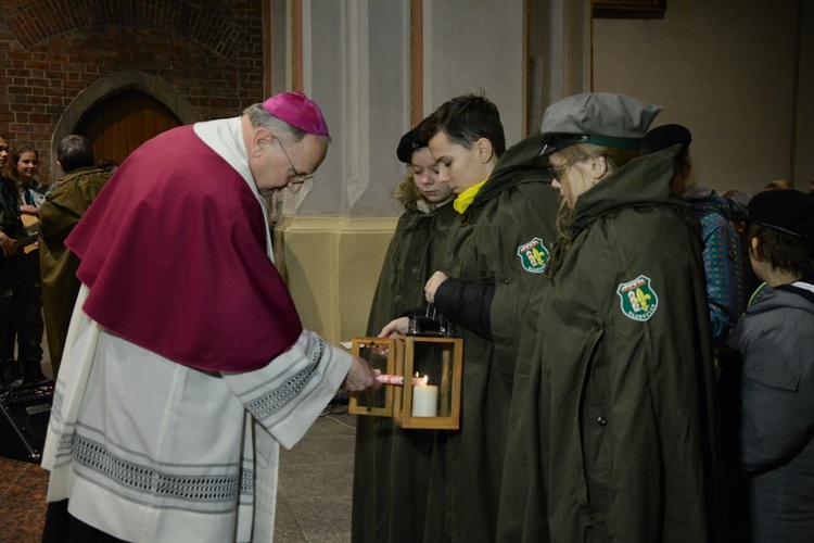 Światełko z Betlejem dotarło do katedry