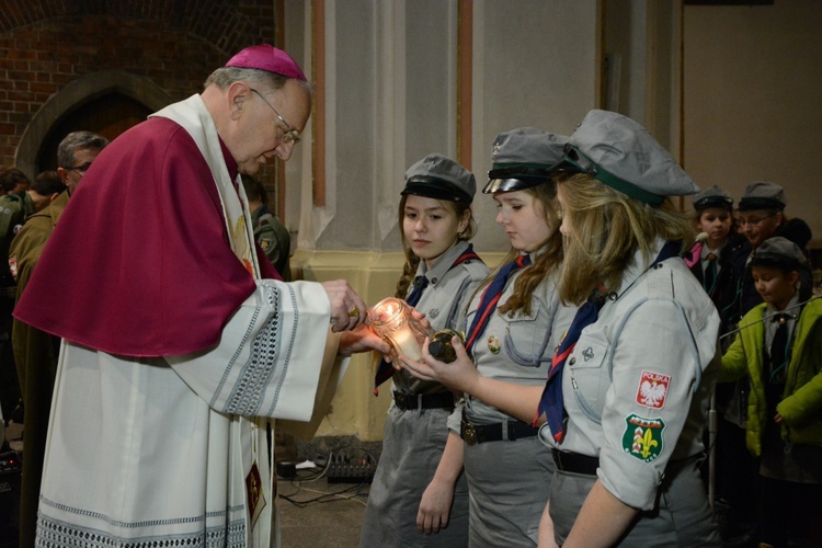 Światełko z Betlejem dotarło do katedry