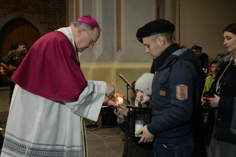 Światełko z Betlejem dotarło do katedry