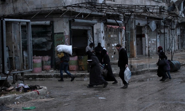 Z Aleppo ewakuowano pierwszych cywilów i rebeliantów