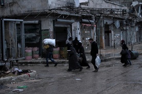 Z Aleppo ewakuowano pierwszych cywilów i rebeliantów