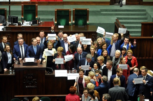 Opozycja blokuje mównicę w Sejmie, Kaczyński odsyła Pomaskę "do diabła"