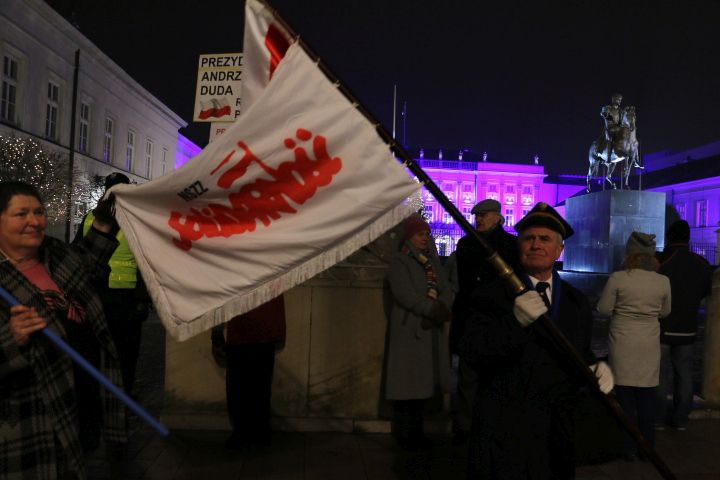 Sztandar pamiętający czasy karnawału Solidarności.