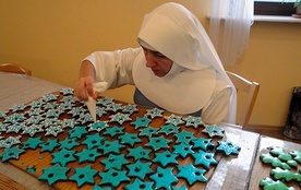W szymanowskim klasztorze siostry niepokalanki przygotowują tysiące pierników. 