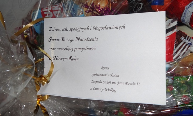 Słodki prezent od uczniów Zespołu Szkół im. Jana Pawła II w Lipnicy Wielkiej