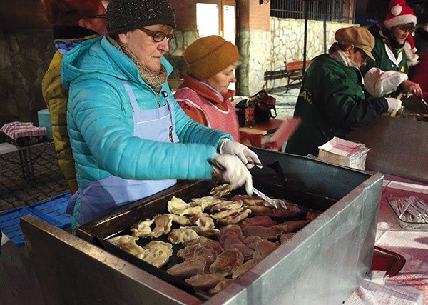 Atrakcją wigilijnego spotkania były pierogi, za którymi ustawił się długi ogonek chętnych do posmakowania.