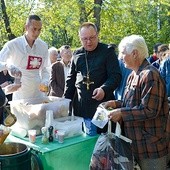 Wydawanie posiłków na ulicach Kijowa.