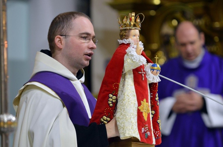 Rekolekcjonista pobłogosławił wiernych Dzieciątkiem