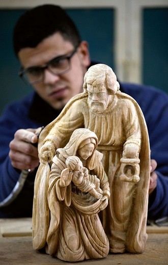 13.12.2016 Betlejem Miejscowy stolarz pracuje nad rzeźbą Świętej Rodziny.
