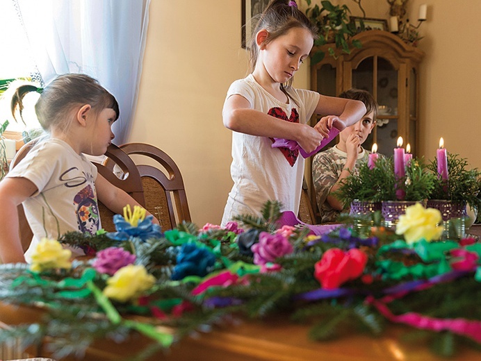 Dzieci Michałków w akcji. Wyrabiają połaźniczki.