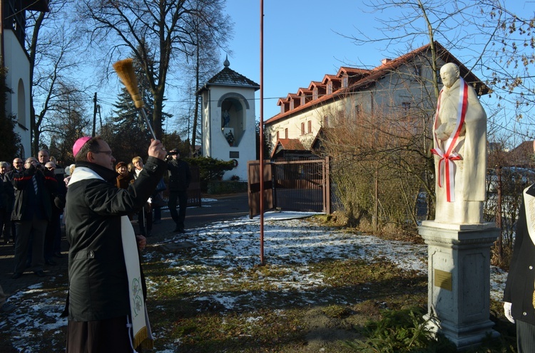 Poświęcenie pomnika św. Brata Alberta w Radwanowicach