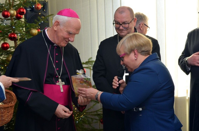 Wójt gminy wręczyła gościom wyjątkowy prezent.