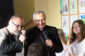 Bp Antoni Długosz z Arturem Janiakiem podczas świątecznecznego spotkania w szkole