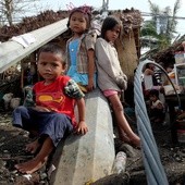 Tysiące ewakuowanych po przejściu tajfunu na Filipinach