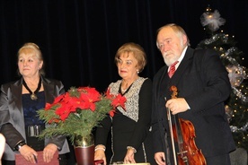 Wiesława Lolo (w środku) oraz sympatycy uniwersytetu Zofia Falkiewicz i Krzysztof Iwańczuk 