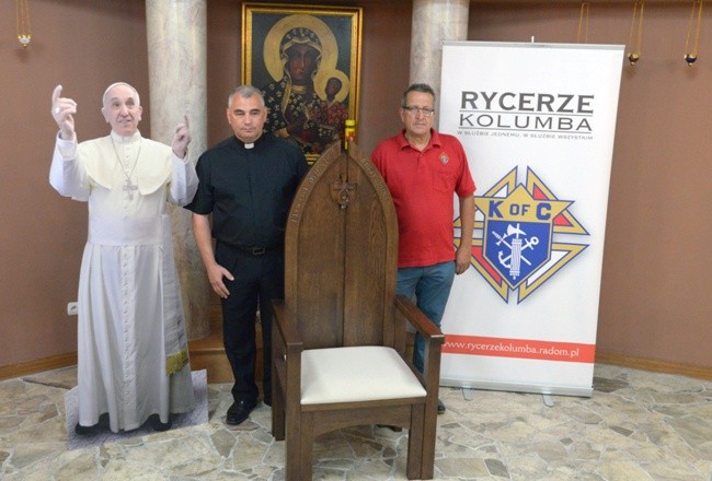 (Sierpień) W radomskim kościele pw. MB Częstochowskiej (os. Kaptur) stanął fotel papieża Franciszka przywieziony z Krakowa po ŚDM 
