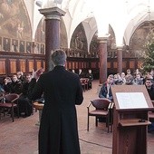 Jak podkreślają prowadzący zajęcia klerycy, każdy z wykładów wymaga od nich starannego przygotowania.