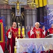 Mszy św. przewodniczył abp Wacław Depo. Koncelebrowali ks. kan. Zbigniew Tuchowski, proboszcz (z prawej), i ks. prał. Albert Warso.