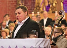Piotr Lach podczas modlitewnego koncertu „Miłość ponad wszystko”.