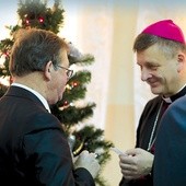 Bp Roman Pindel i prezes Piotr Ryszka podczas bielskiej wigilii dla bezdomnych.