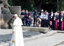 Papież Franciszek przy pomniku pomordowanych w KL Auschwitz-Birkenau