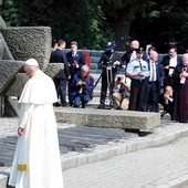 Papież Franciszek przy pomniku pomordowanych w KL Auschwitz-Birkenau