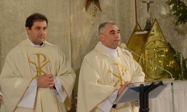Mszę św. celebrowali ks. Wiesław Lenartowicz, proboszcz radomskiej parafii (z prawej), i o. Leonard Aduszkiewicz