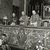 Abp Antoni Baraniak (pierwszy z lewej) podczas uroczystej sesji Episkopatu Polski we wrocławskiej katedrze w 1970 r.