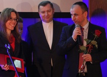 Wyróżnienie dla Szkolnego Koła Caritas trafiło do dyrektora szkoły Tomasz Szydło oraz opiekunki koła Katarzyny Pryputniewicz