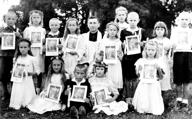 Ks. Dominik Maj sam katechizował dzieci w parafii