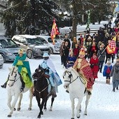 Jak przystało na góralską tradycję, Mędrcy ze Wschodu podczas orszaku jechali konno. Orszak rozpoczął się w ludźmierskim sanktuarium, potem był krótki przystanek przy ołtarzu polowym, a następnie jasełka w Domu Podhalan.