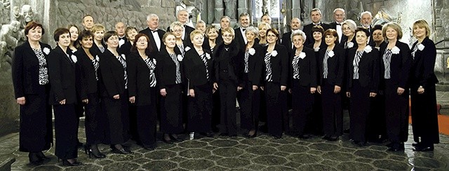 	Chórzyści śpiewają często w podziemiach zabytkowej  wielickiej Kopalni Soli.