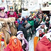 ▲	Co roku w Lubuskim Orszaku Trzech Króli uczestniczą tysiące osób w każdym wieku.