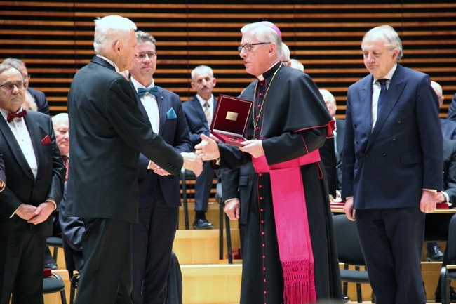 Abp Wiktor Skworc odbiera diamentowy laur z rąk Jerzego Buzka. Obok prezes RIG Tadeusz Donocik, wiceprezydent Katowic Waldemar Bojarun i prof. Marian Zembala.